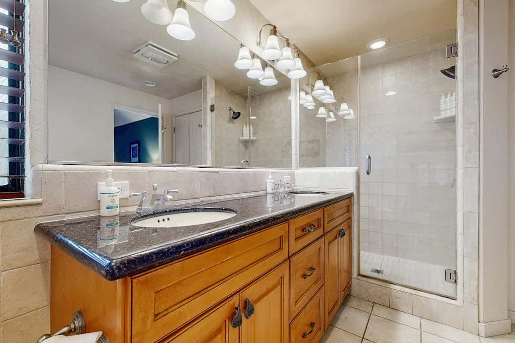 Waterfront townhome with picturesque lake views and a plethora of fun amenities