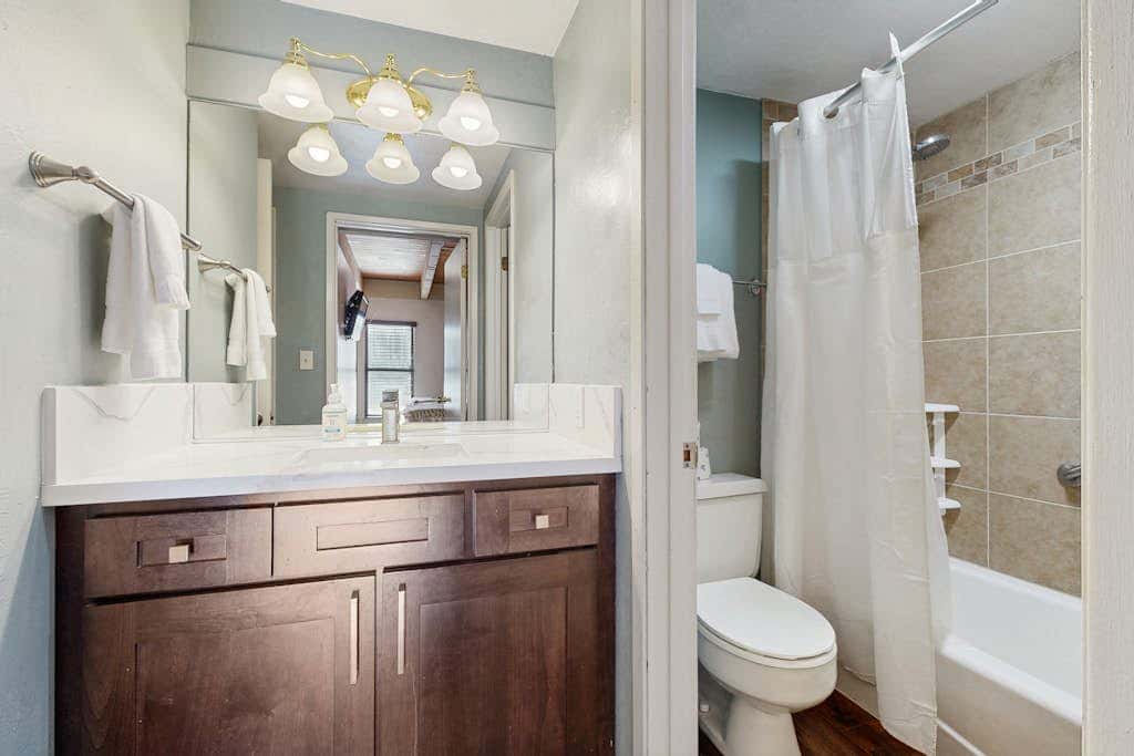 Waterfront townhome with picturesque lake views and a plethora of fun amenities