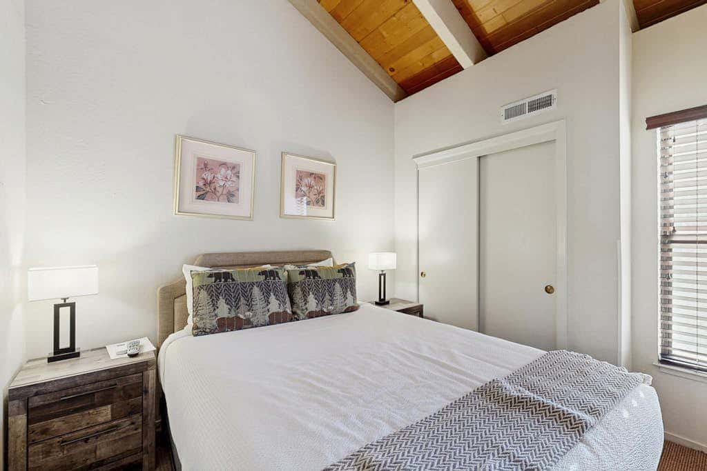 Waterfront townhome with picturesque lake views and a plethora of fun amenities