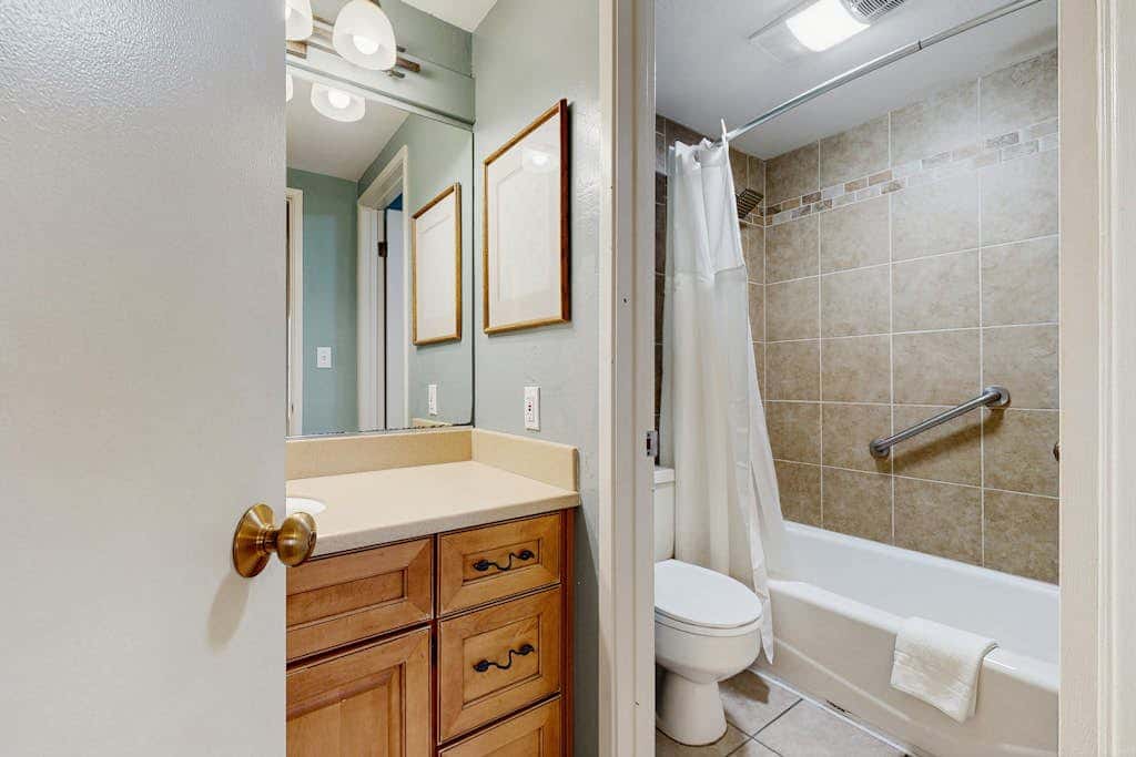 Waterfront townhome with picturesque lake views and a plethora of fun amenities