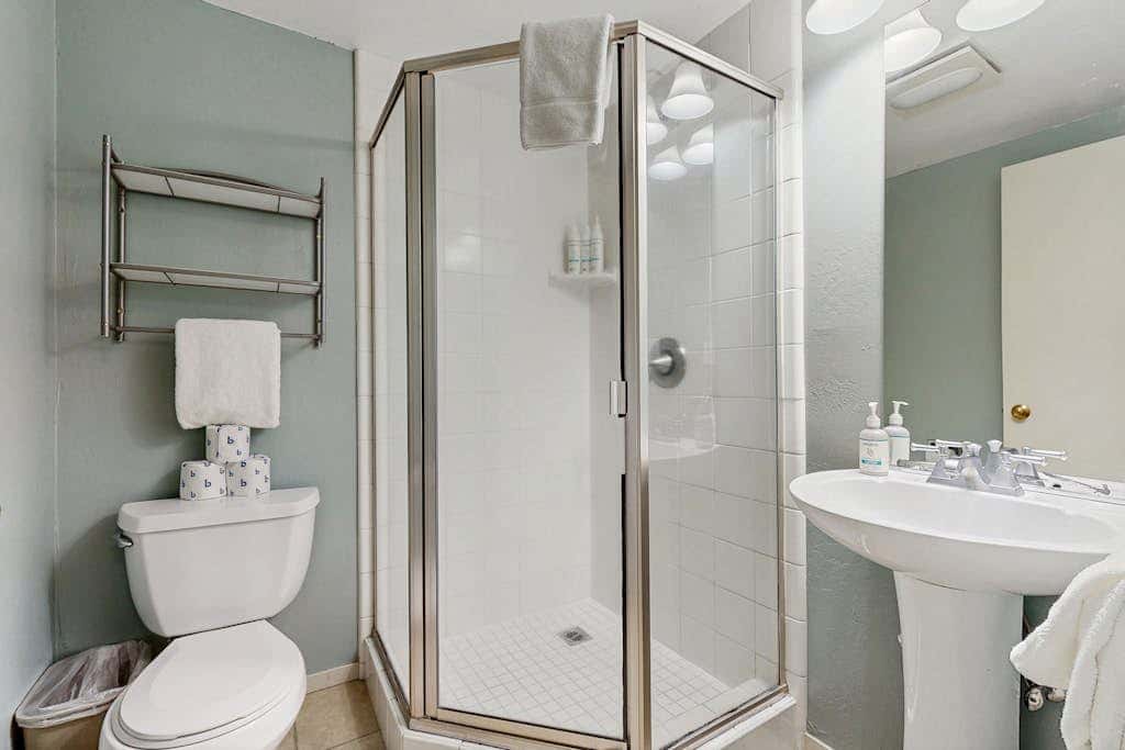 Waterfront townhome with picturesque lake views and a plethora of fun amenities