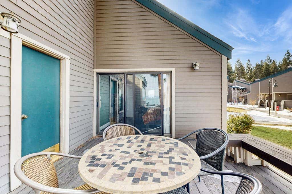 Waterfront townhome with picturesque lake views and a plethora of fun amenities