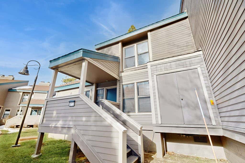 Waterfront townhome with picturesque lake views and a plethora of fun amenities