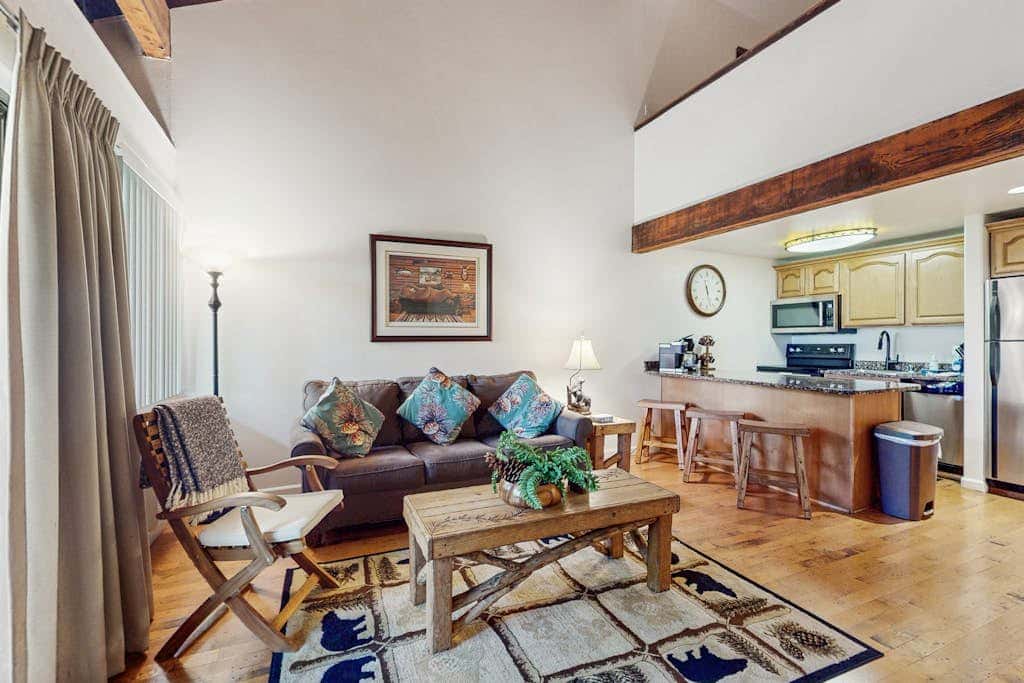 Beautiful Condo with private beach access & shared pools