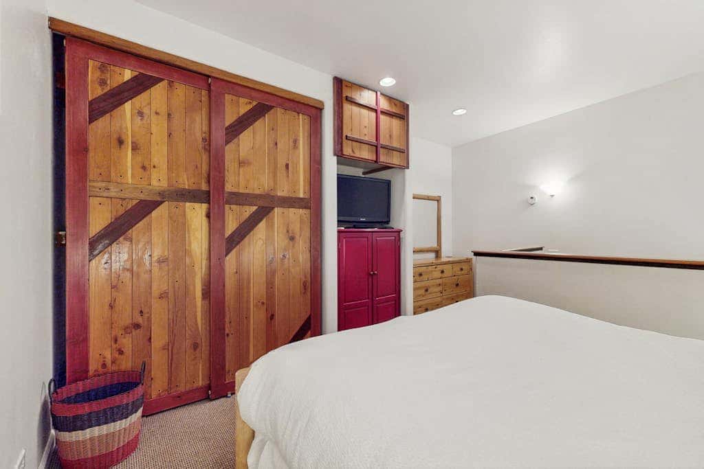 Beautiful Condo with private beach access & shared pools