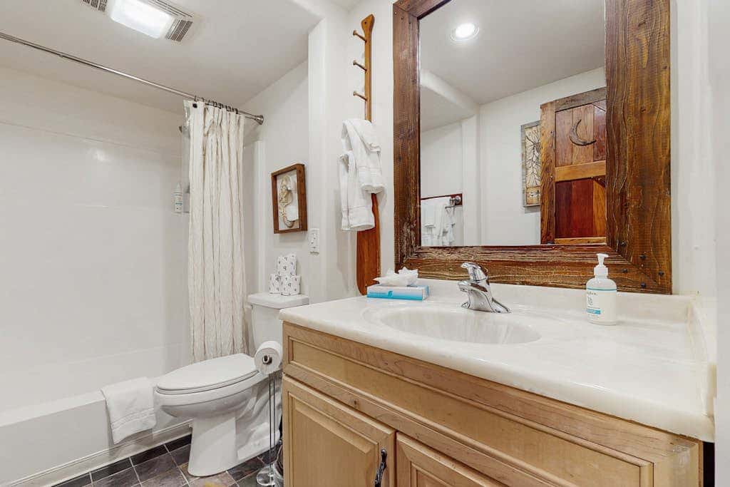 Beautiful Condo with private beach access & shared pools