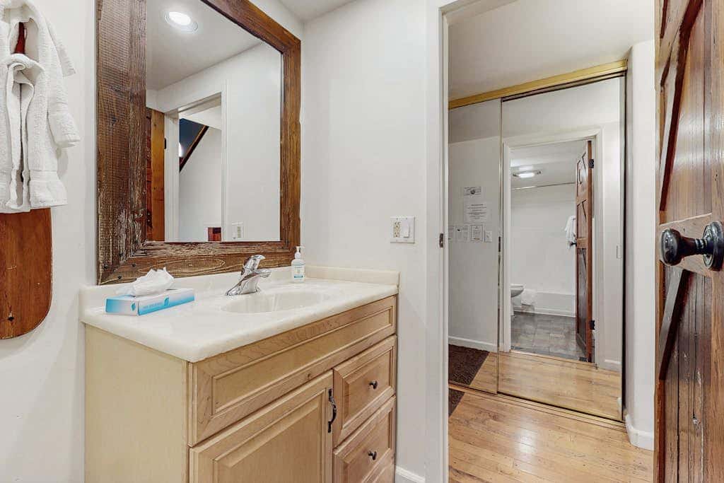 Beautiful Condo with private beach access & shared pools