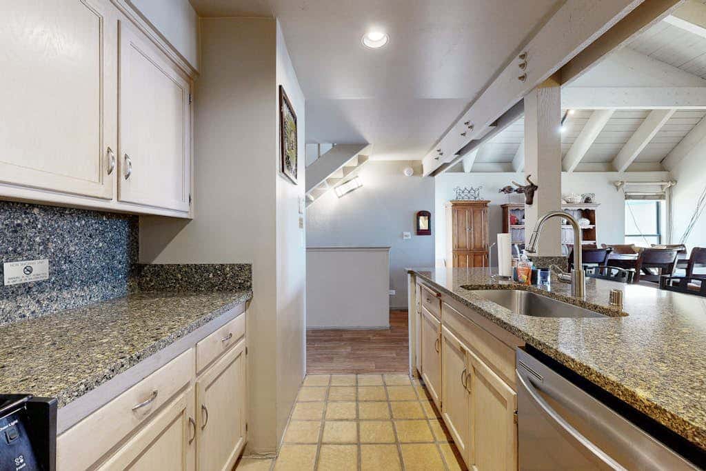 Cozy townhome with private beach access and numerous aquatic amenities to enjoy