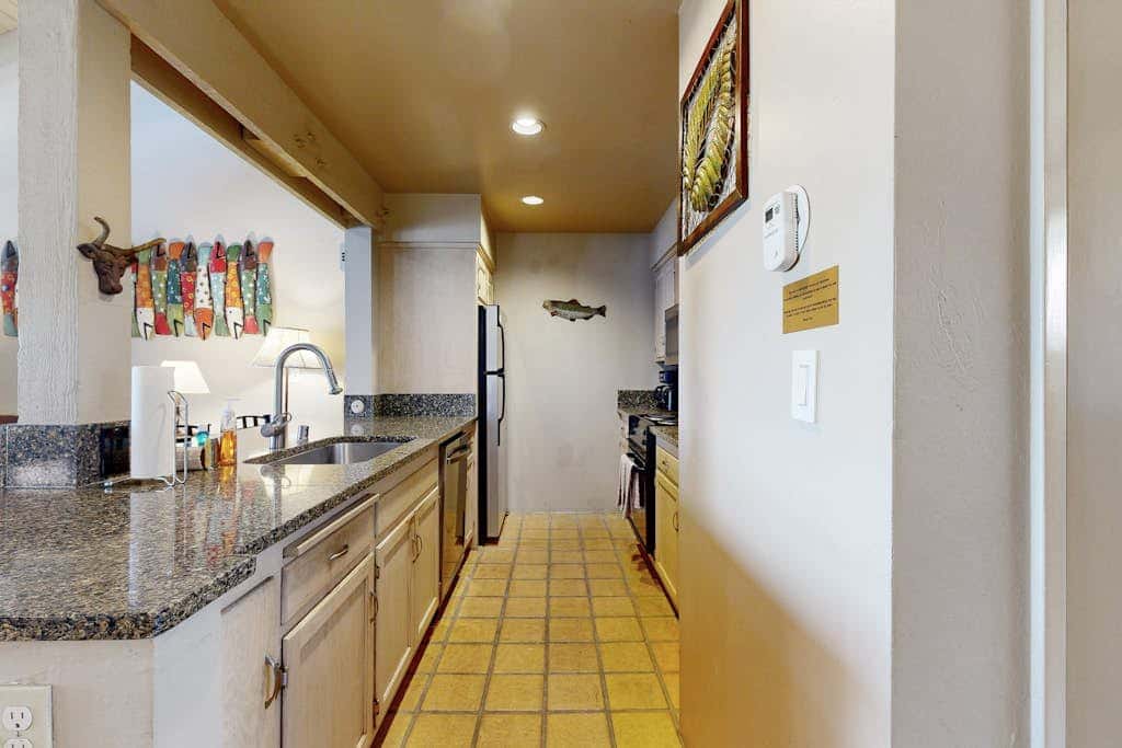 Cozy townhome with private beach access and numerous aquatic amenities to enjoy