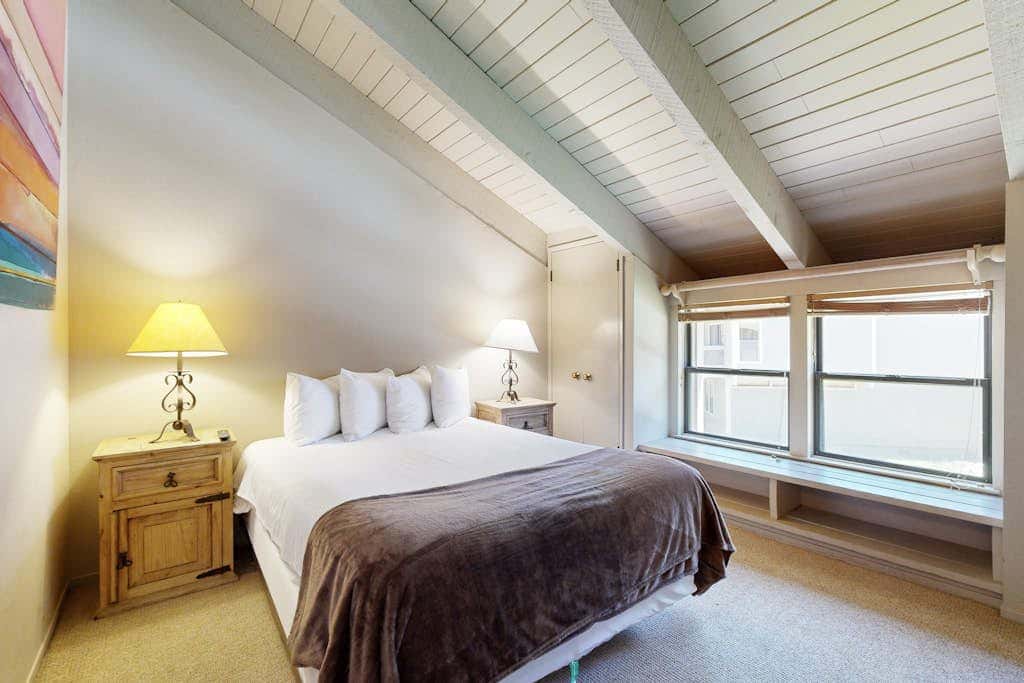 Cozy townhome with private beach access and numerous aquatic amenities to enjoy