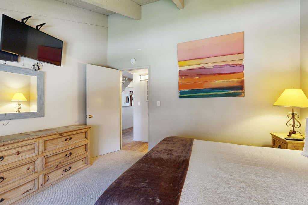 Cozy townhome with private beach access and numerous aquatic amenities to enjoy