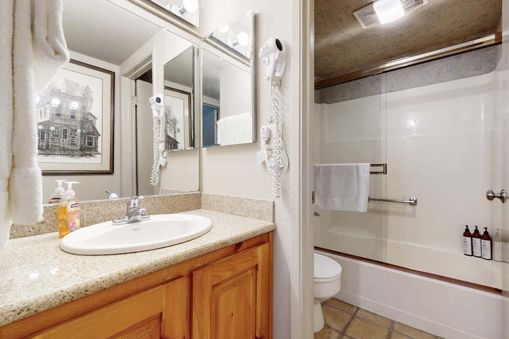 Cozy townhome with private beach access and numerous aquatic amenities to enjoy