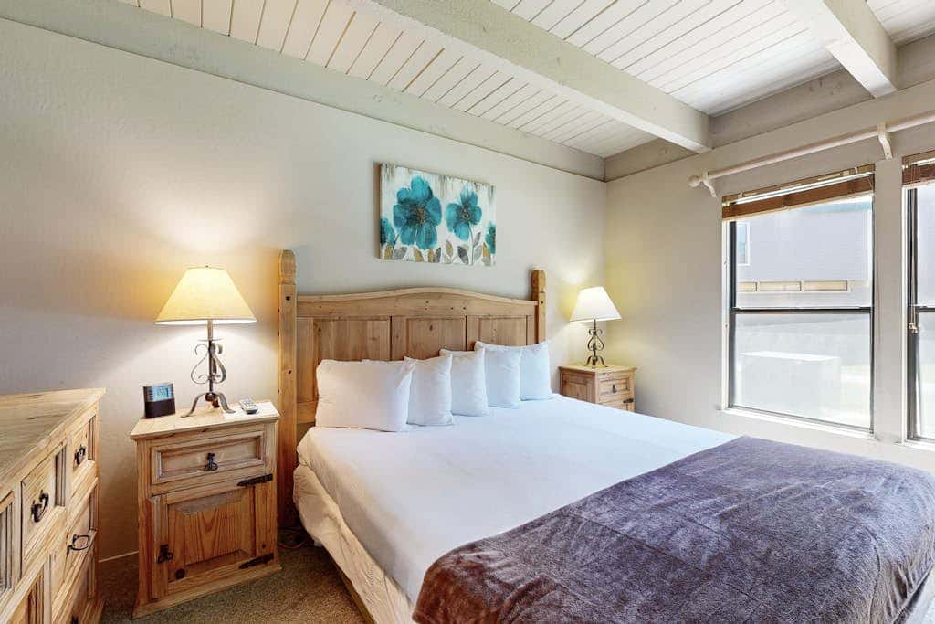 Cozy townhome with private beach access and numerous aquatic amenities to enjoy