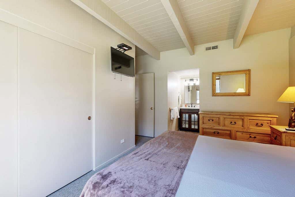 Cozy townhome with private beach access and numerous aquatic amenities to enjoy