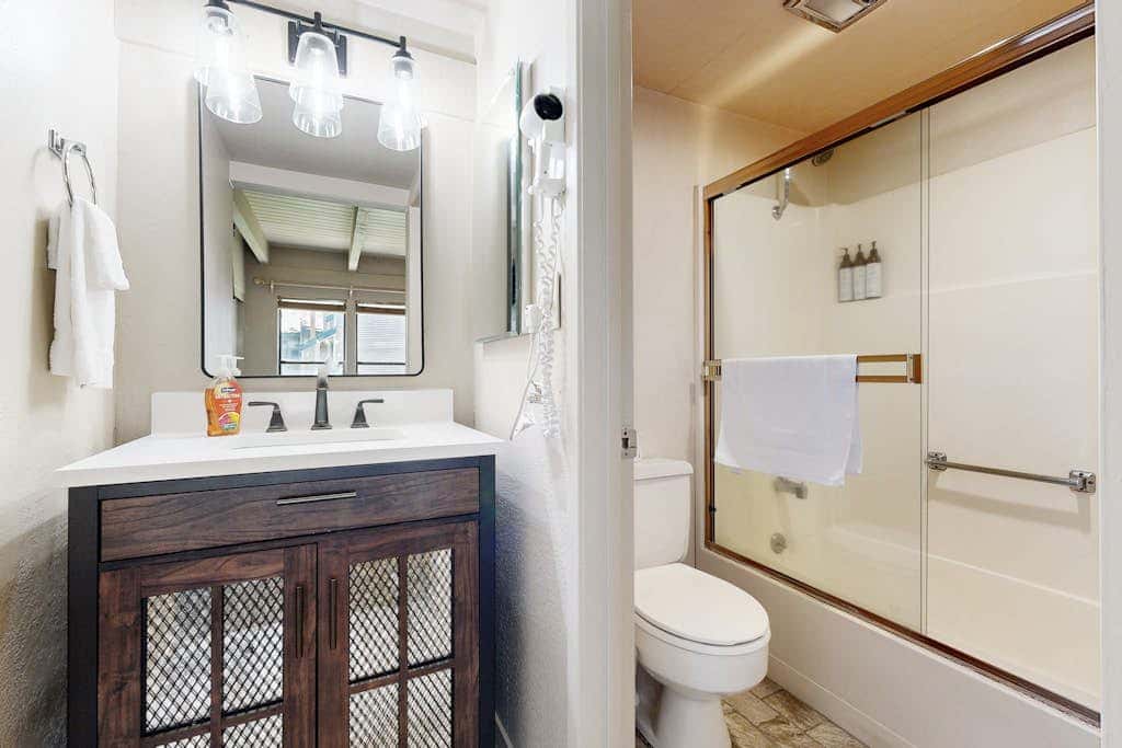 Cozy townhome with private beach access and numerous aquatic amenities to enjoy