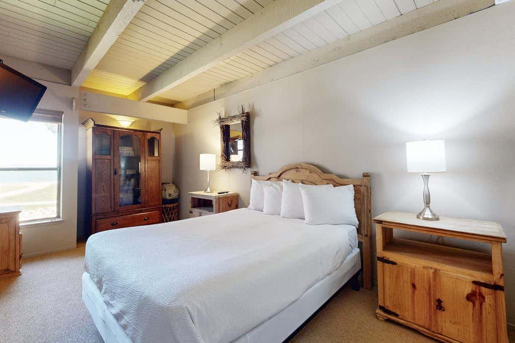 Cozy townhome with private beach access and numerous aquatic amenities to enjoy