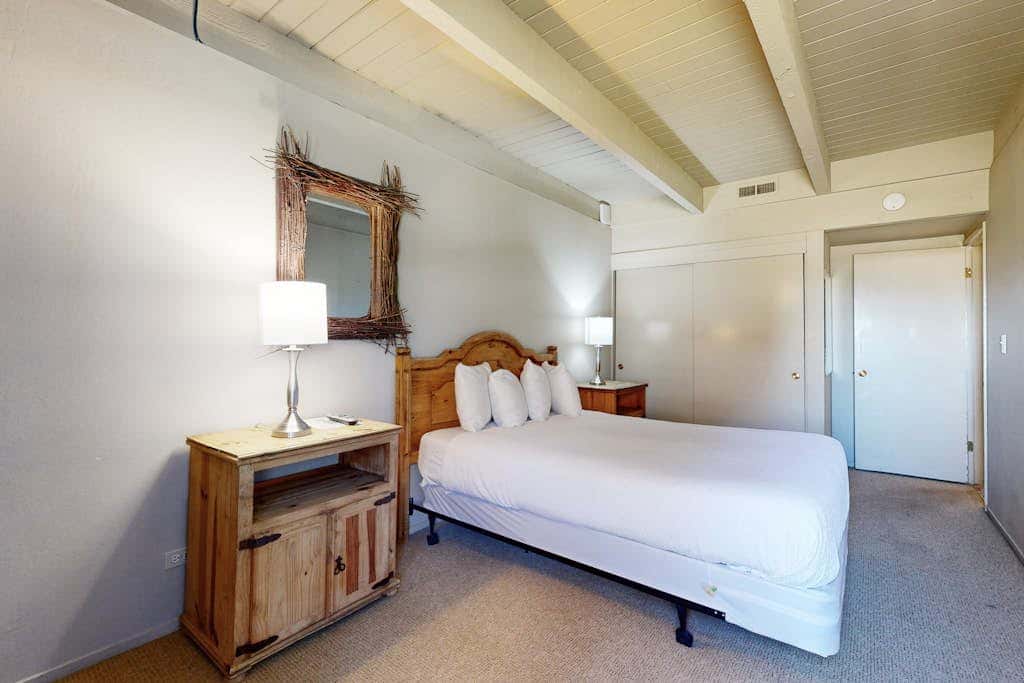 Cozy townhome with private beach access and numerous aquatic amenities to enjoy