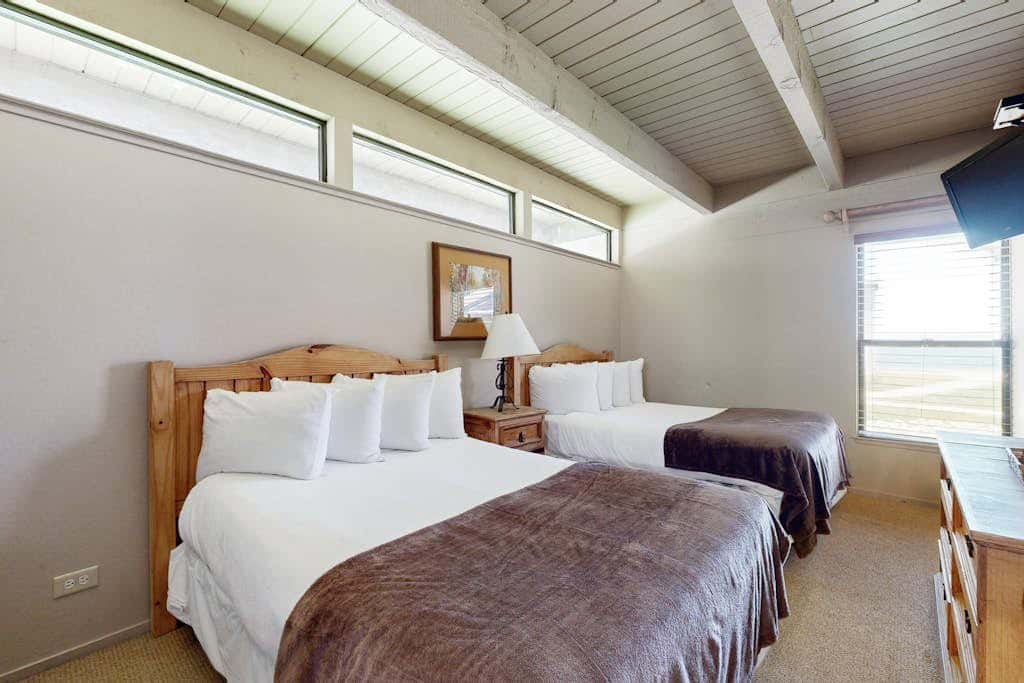 Cozy townhome with private beach access and numerous aquatic amenities to enjoy