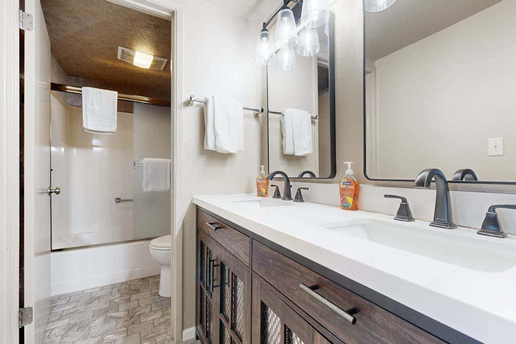 Cozy townhome with private beach access and numerous aquatic amenities to enjoy
