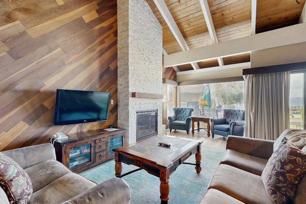 Lovely townhome with soothing lake view from the deck and relaxing amenities
