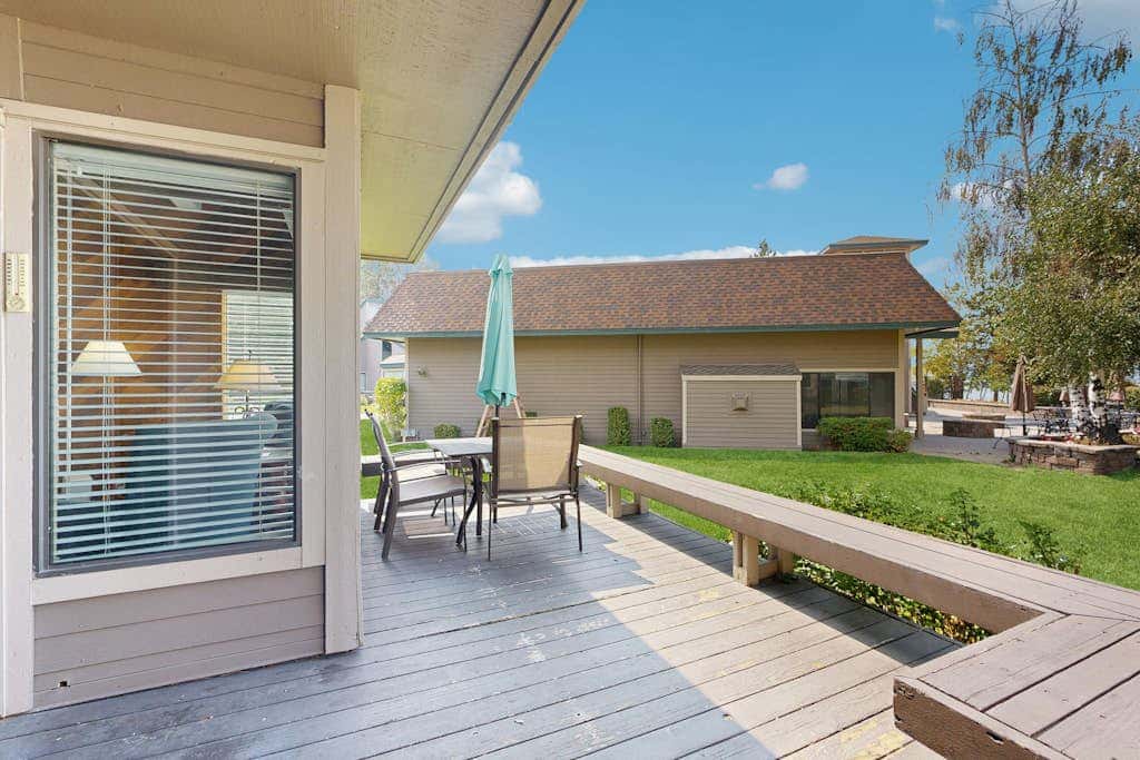 Lovely townhome with soothing lake view from the deck and relaxing amenities