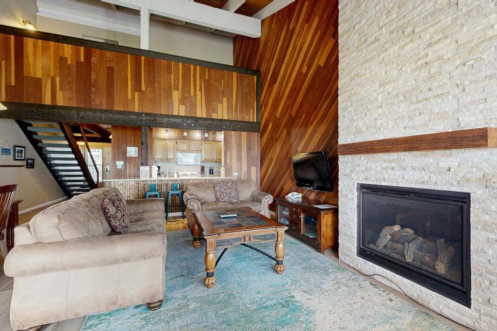Lovely townhome with soothing lake view from the deck and relaxing amenities