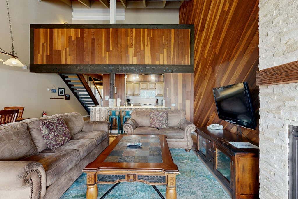 Lovely townhome with soothing lake view from the deck and relaxing amenities