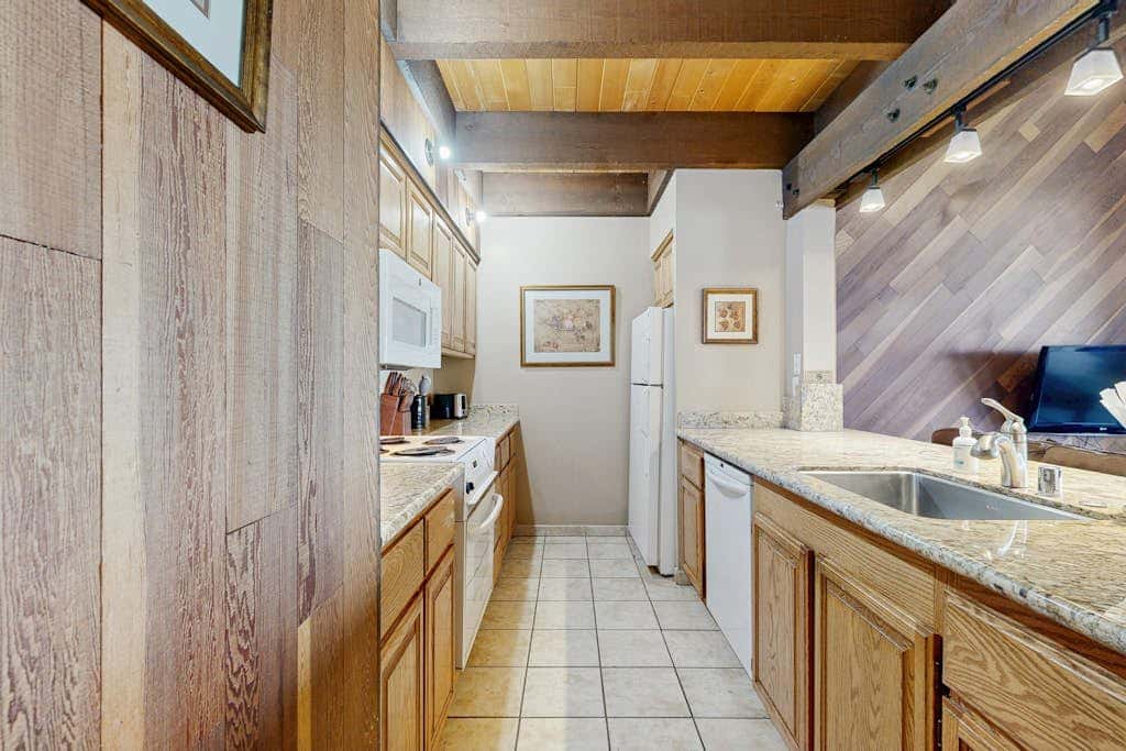 Lovely townhome with soothing lake view from the deck and relaxing amenities