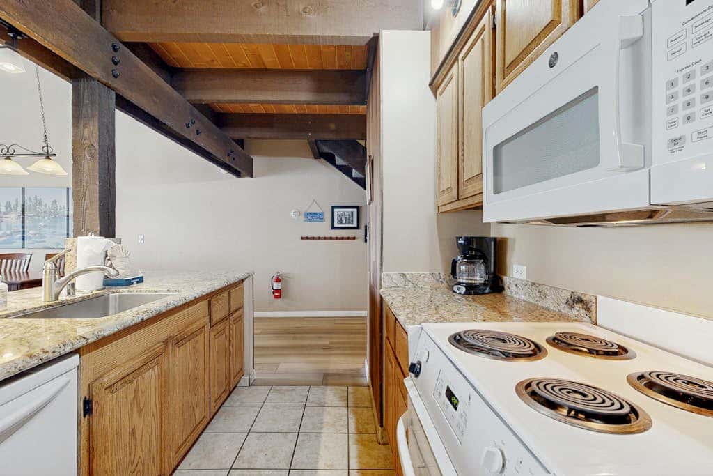 Lovely townhome with soothing lake view from the deck and relaxing amenities