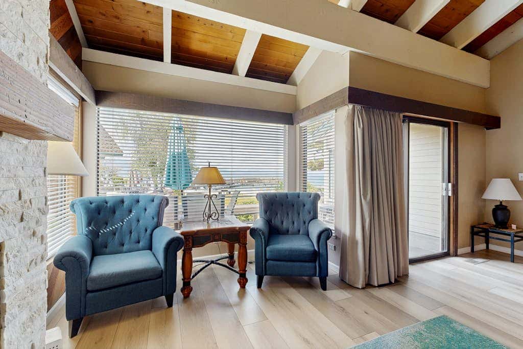 Lovely townhome with soothing lake view from the deck and relaxing amenities