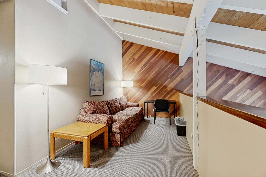Lovely townhome with soothing lake view from the deck and relaxing amenities