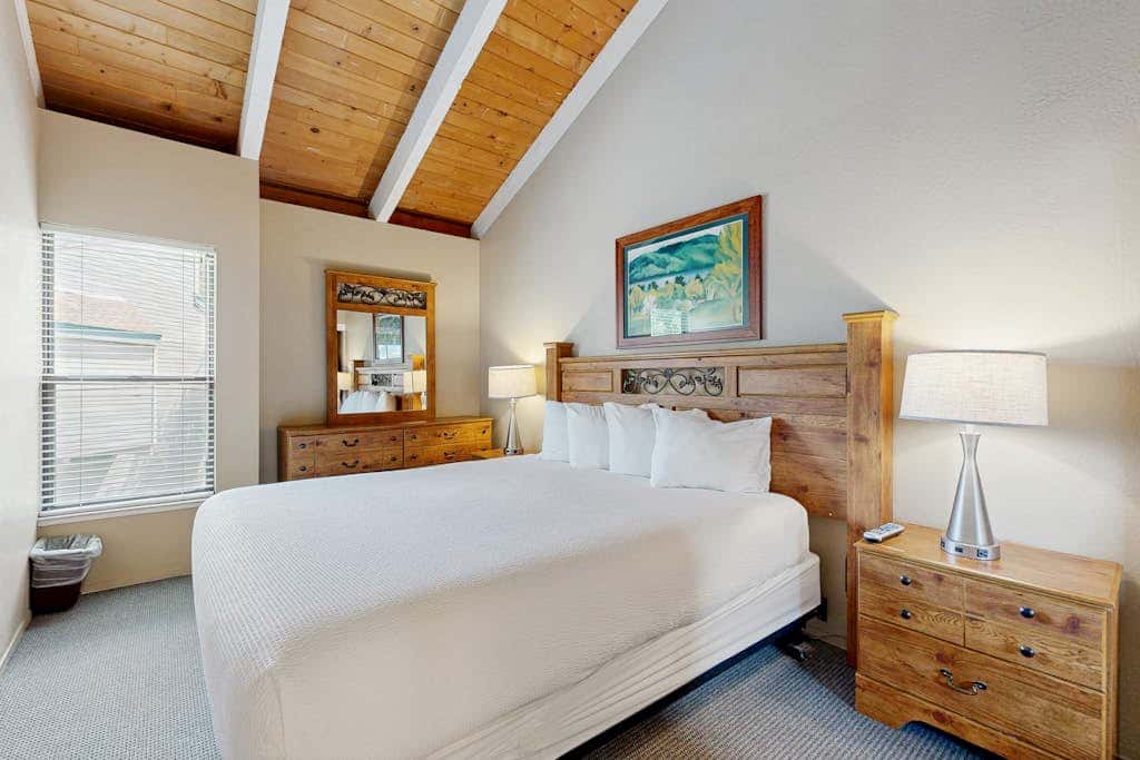Lovely townhome with soothing lake view from the deck and relaxing amenities