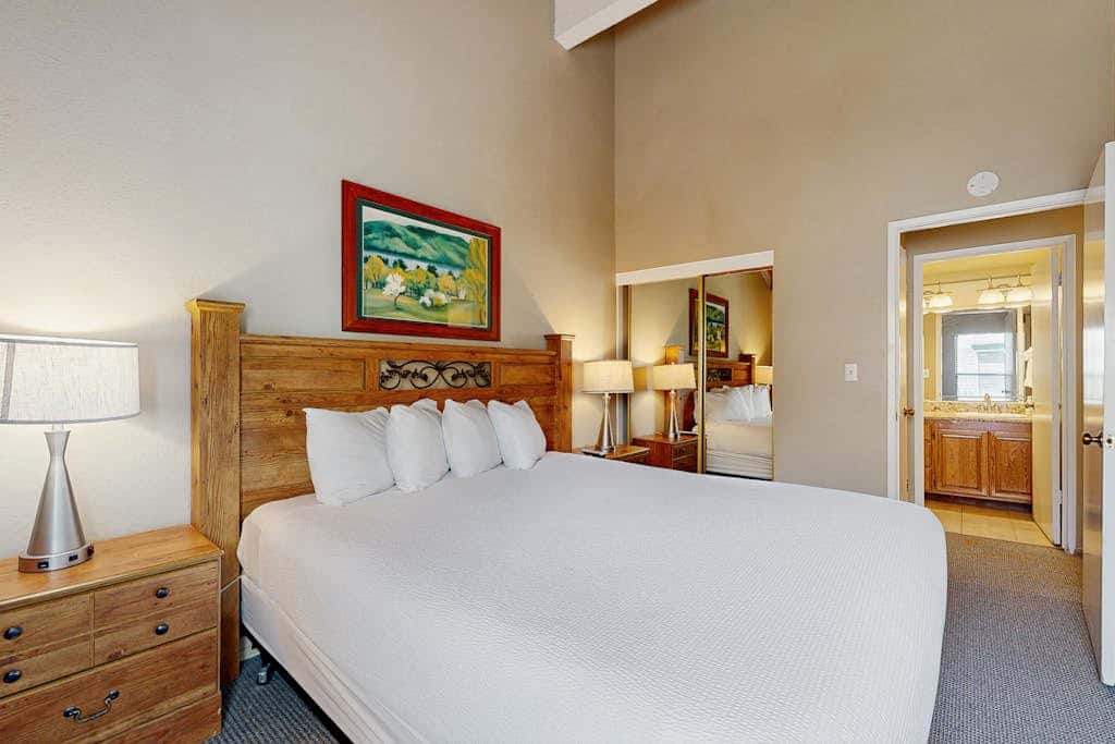 Lovely townhome with soothing lake view from the deck and relaxing amenities
