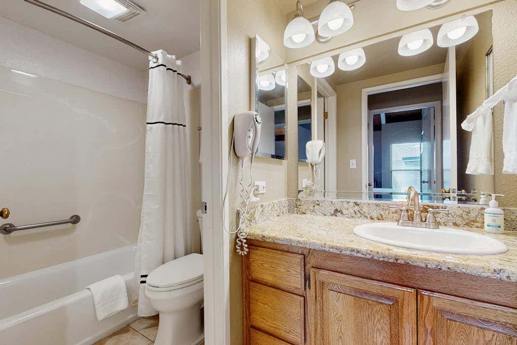 Lovely townhome with soothing lake view from the deck and relaxing amenities