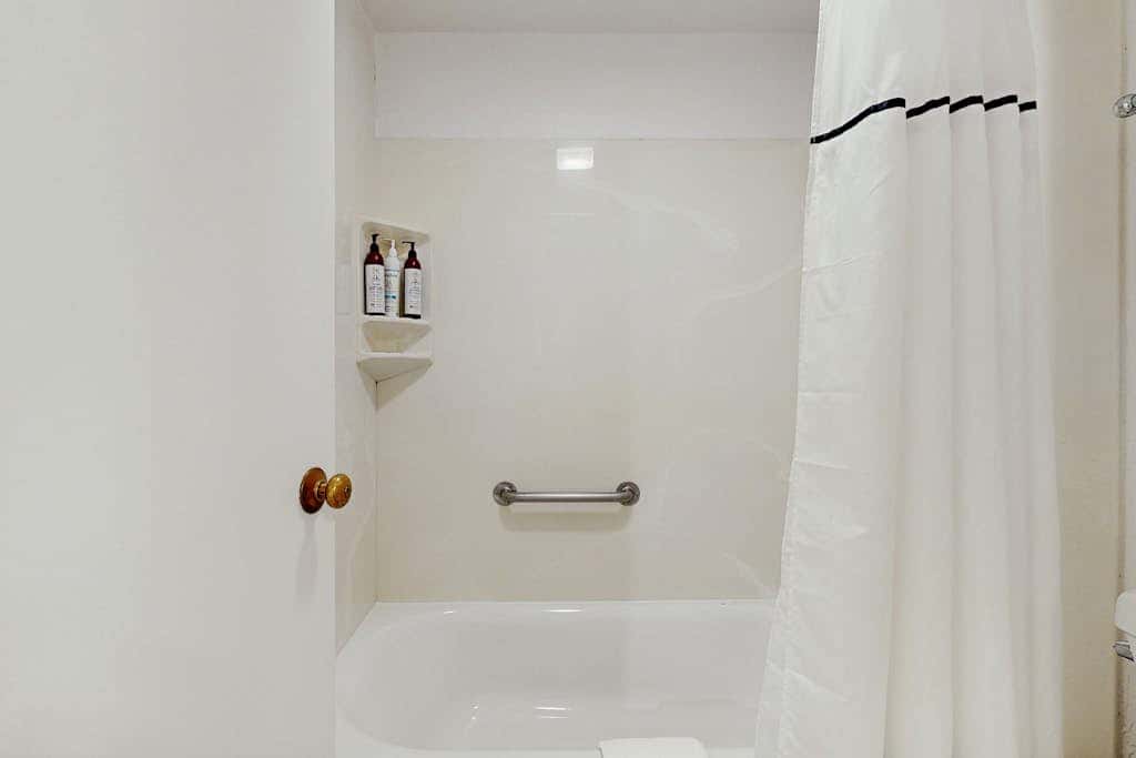 Lovely townhome with soothing lake view from the deck and relaxing amenities