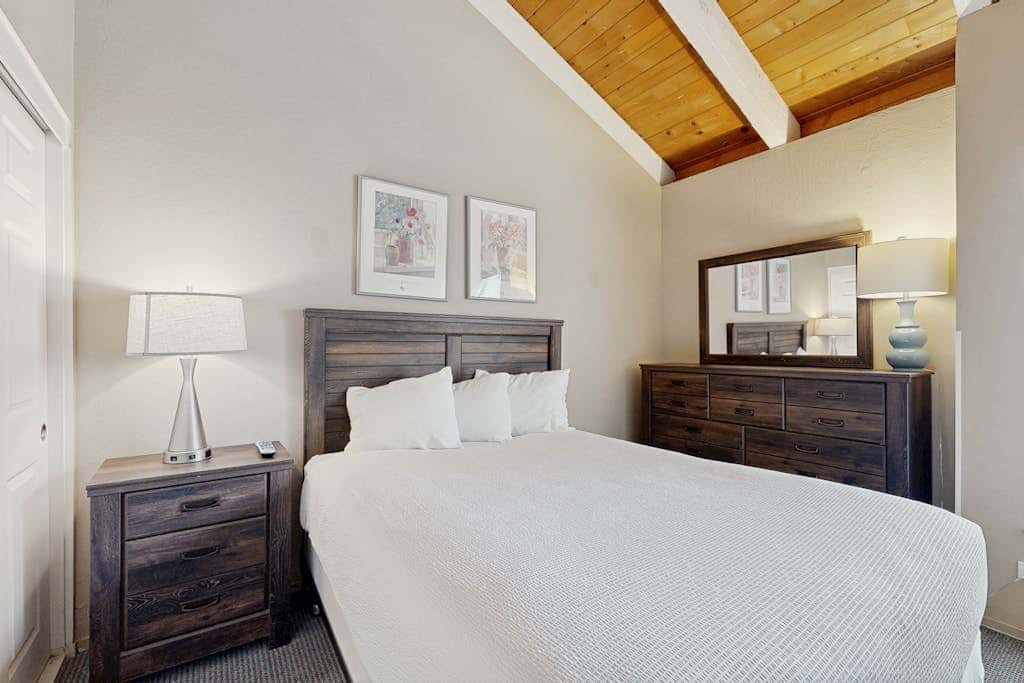 Lovely townhome with soothing lake view from the deck and relaxing amenities