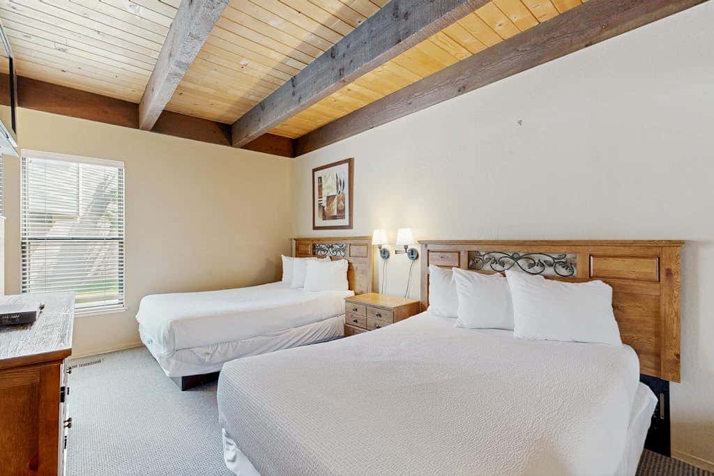 Lovely townhome with soothing lake view from the deck and relaxing amenities
