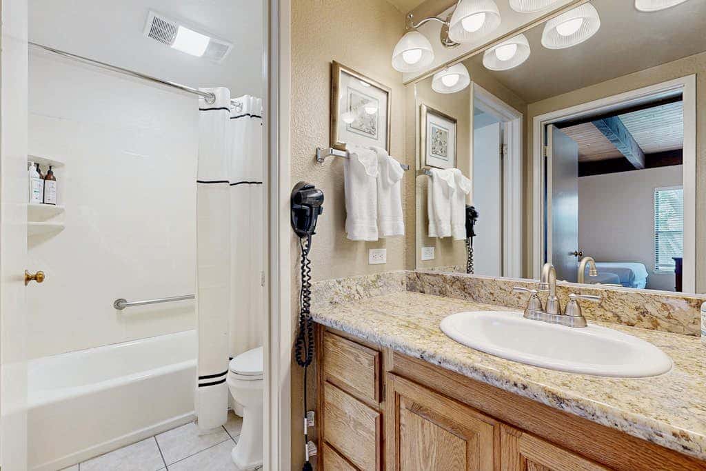 Lovely townhome with soothing lake view from the deck and relaxing amenities