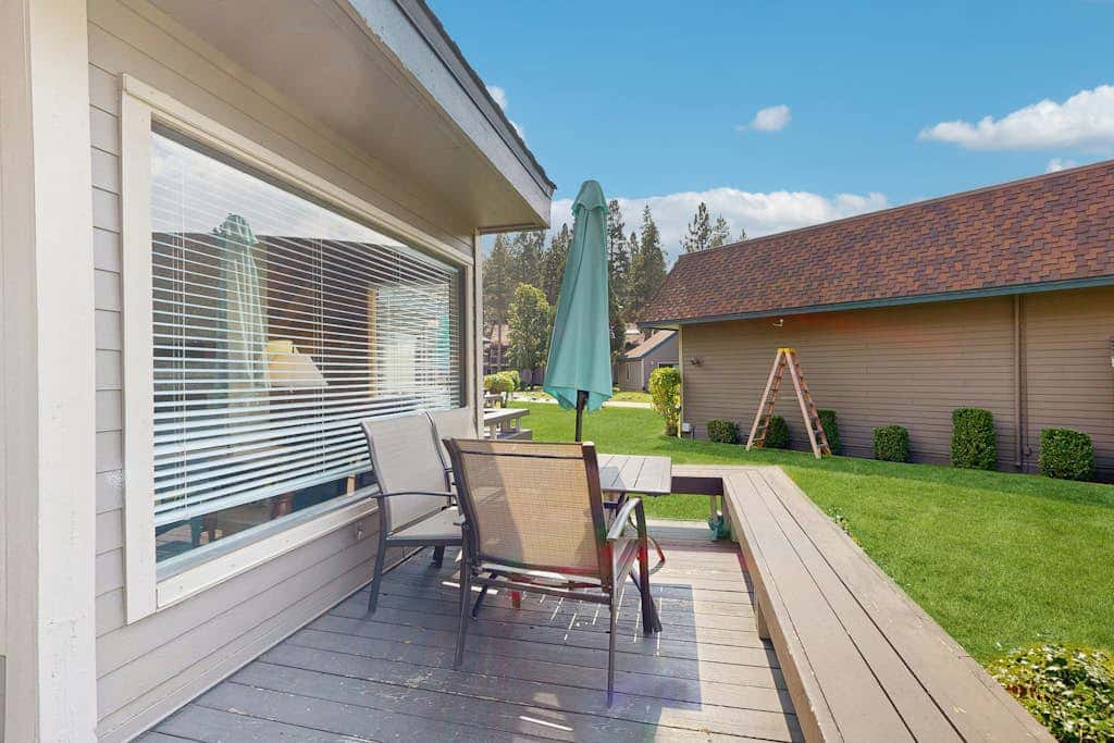 Lovely townhome with soothing lake view from the deck and relaxing amenities