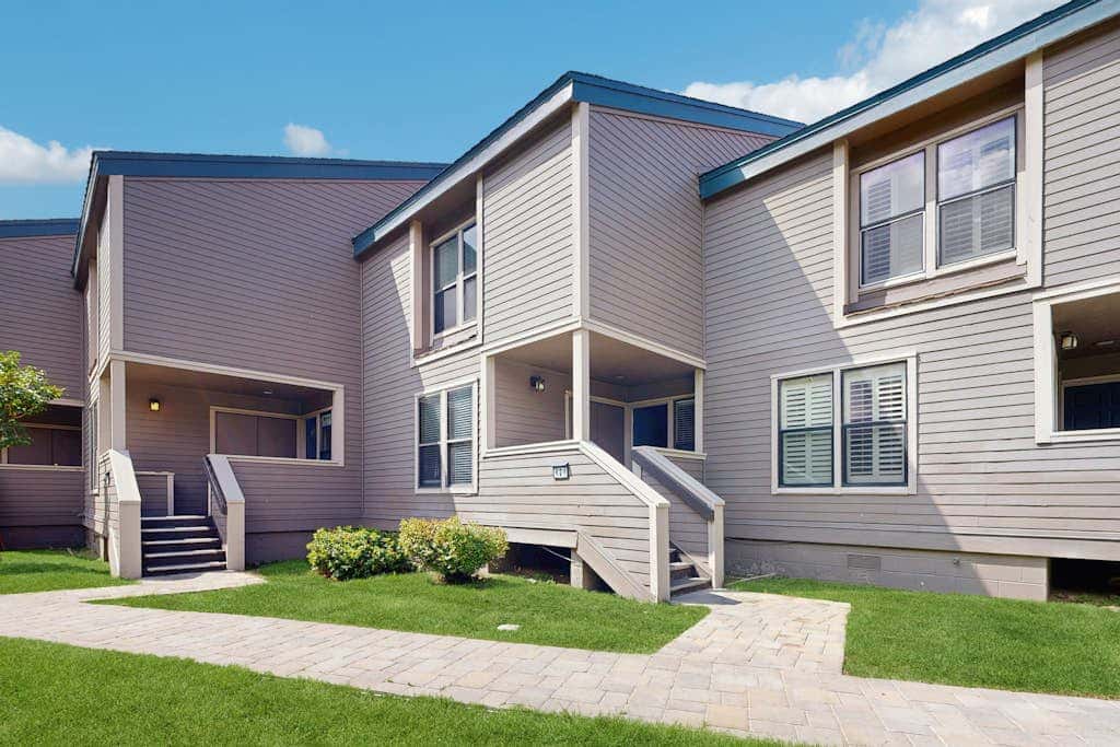 Lovely townhome with soothing lake view from the deck and relaxing amenities