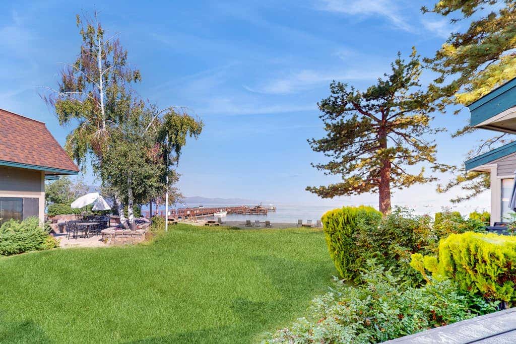 Lovely townhome with soothing lake view from the deck and relaxing amenities