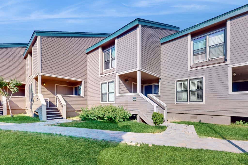 Lovely townhome with soothing lake view from the deck and relaxing amenities