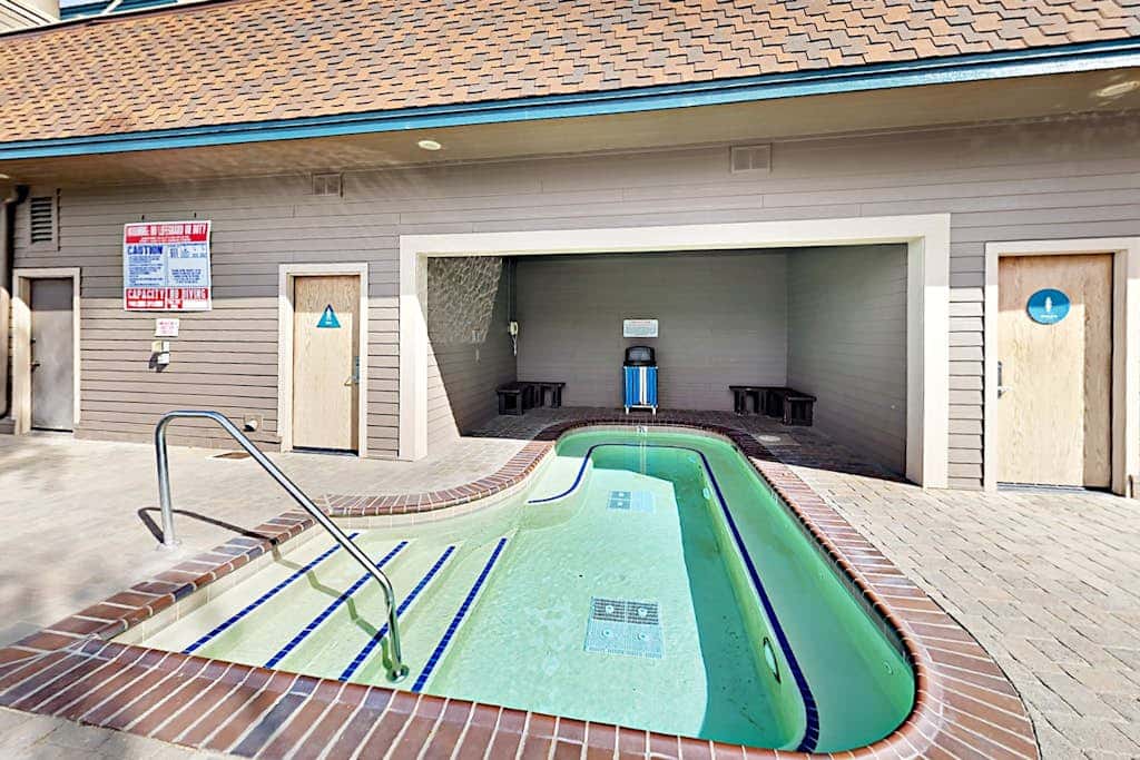 Lovely townhome with soothing lake view from the deck and relaxing amenities