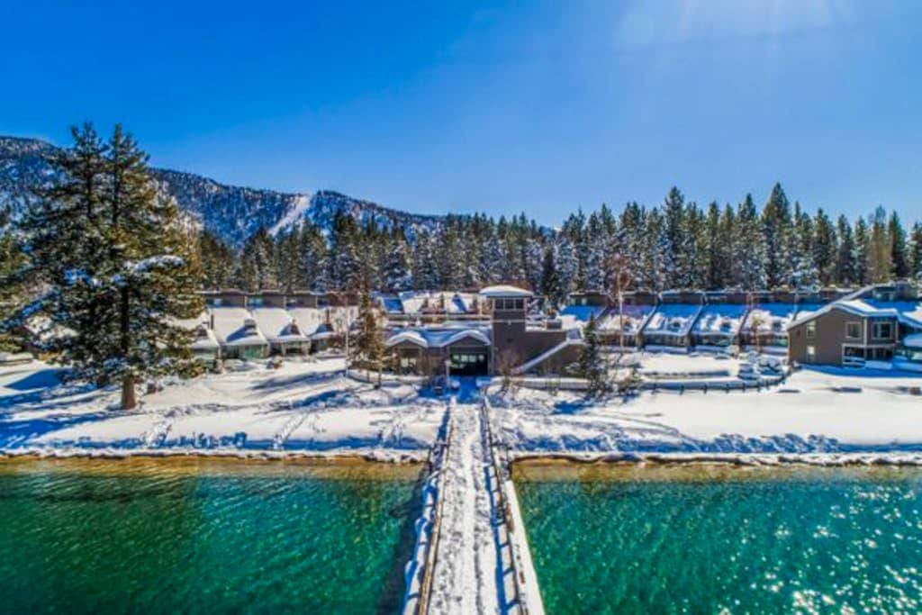 Lovely townhome with soothing lake view from the deck and relaxing amenities