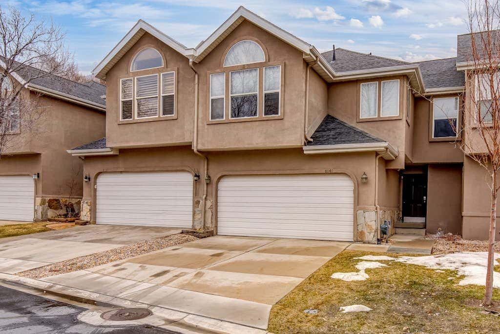 Newly remodeled home with  arge private hot tub, fireplace, & nearby park