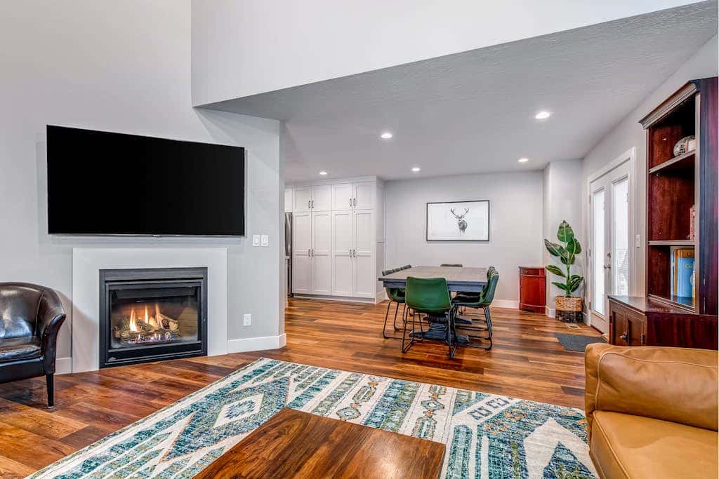 Newly remodeled home with  arge private hot tub, fireplace, & nearby park