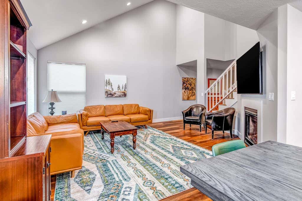 Newly remodeled home with  arge private hot tub, fireplace, & nearby park