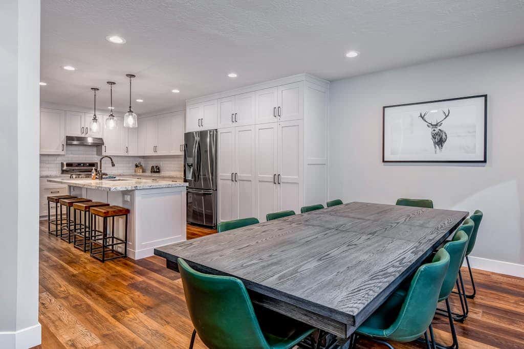 Newly remodeled home with  arge private hot tub, fireplace, & nearby park