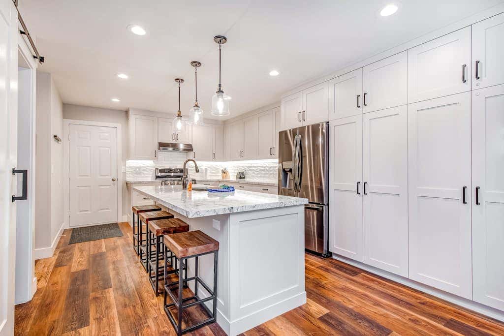 Newly remodeled home with  arge private hot tub, fireplace, & nearby park