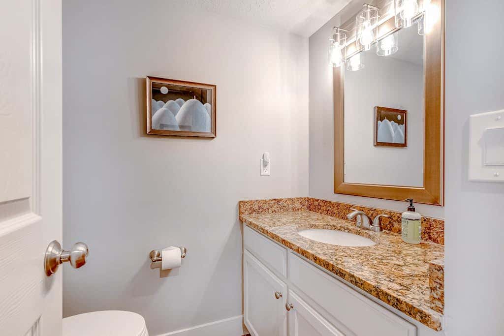 Newly remodeled home with  arge private hot tub, fireplace, & nearby park